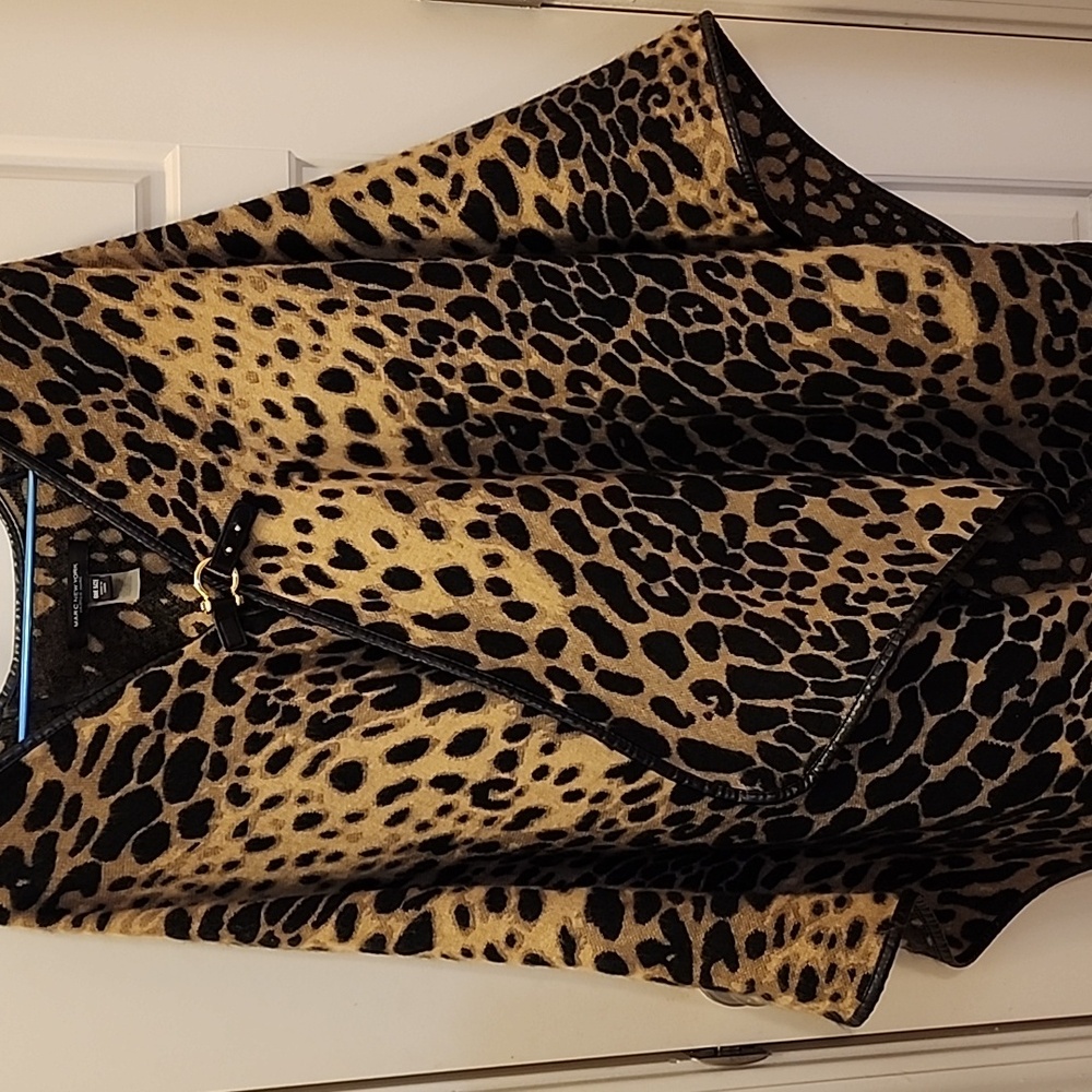 Andrew Marc /Marc New York OSFA stunning leopard print shawl sweater